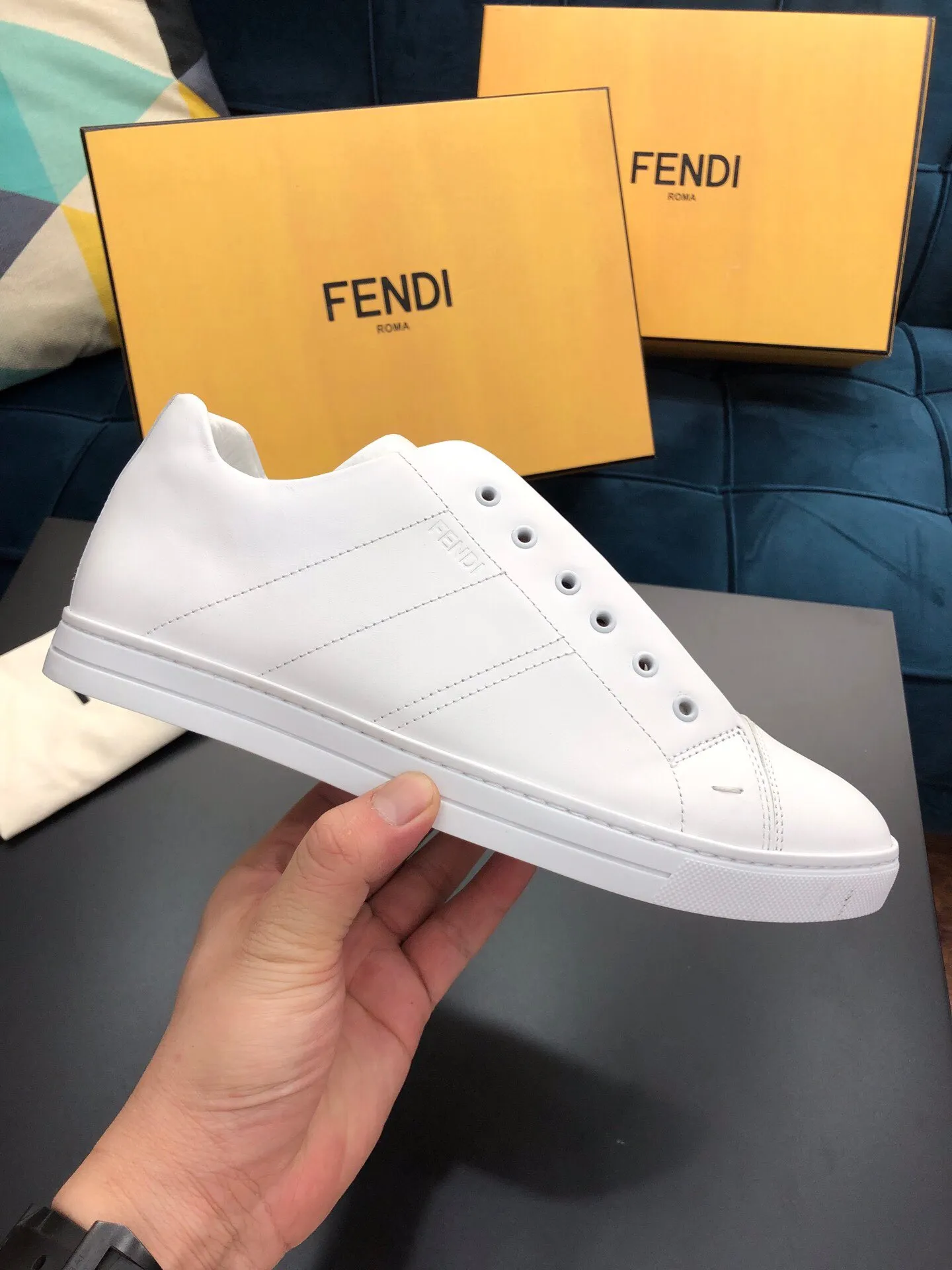 ¥380[Sun]FENDI Fendi classic comfortable men's slip-ons, this sophisticated sneaker is handmade from soft calfskin. Mesh inner surface, ultra-light rubber material and rough outsole. This unique thin style is suitable for the casual and exquisite sensibility of this season. It is comfortable and natural on the feet. It is an everyday style for spring and autumn leisure travel! 38/45